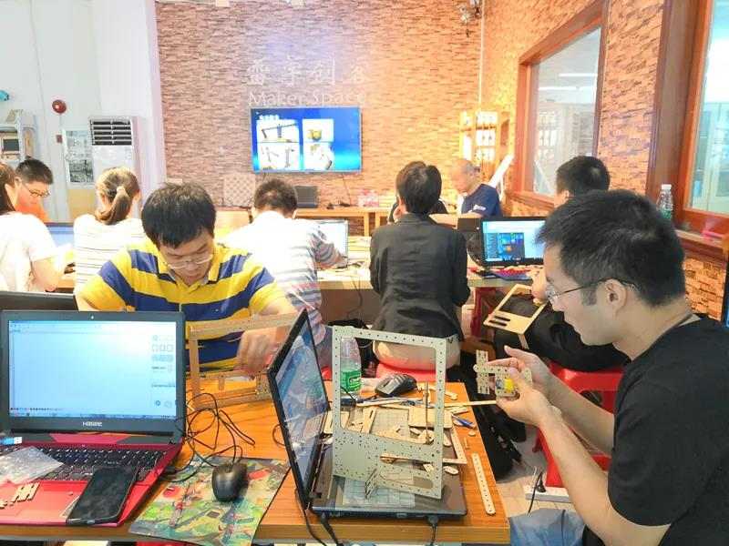 教師認真制作自己的作品