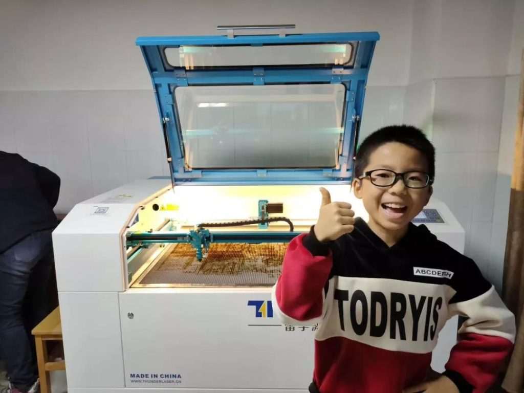 學習激光切割機的操作，小朋友表示，雷大宇非?？?！