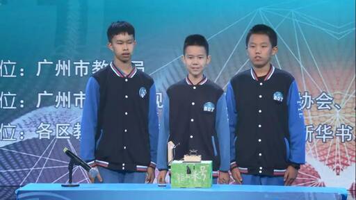 選手認(rèn)真講述自己的作品