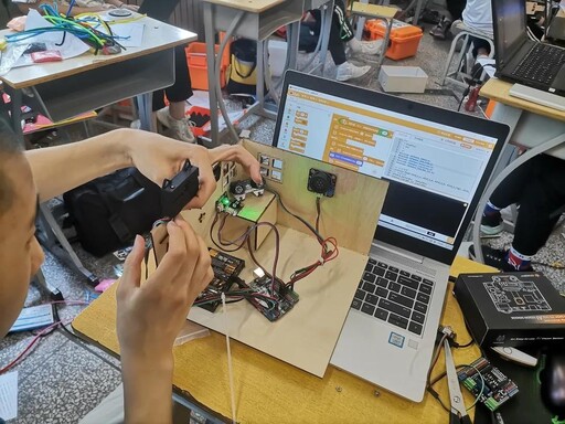 僅僅需要等待短短幾十秒，就能拿到與自己設(shè)計(jì)的分毫不差的結(jié)構(gòu)件，使將自己的創(chuàng)意變?yōu)楝F(xiàn)實(shí)。