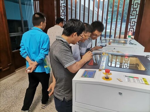 學習操作激光切割機