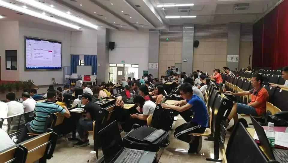 來自雷宇科教的謝寶老師帶著激光切割機“雷小宇”來到順德翁佑中學(xué)，為學(xué)員們帶來一堂專業(yè)激光知識培訓(xùn)課程，場上座無虛席。