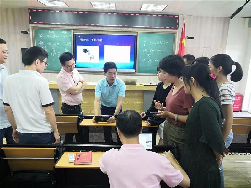 現(xiàn)場營造出熱火朝天的學(xué)習(xí)、創(chuàng)造氛圍。