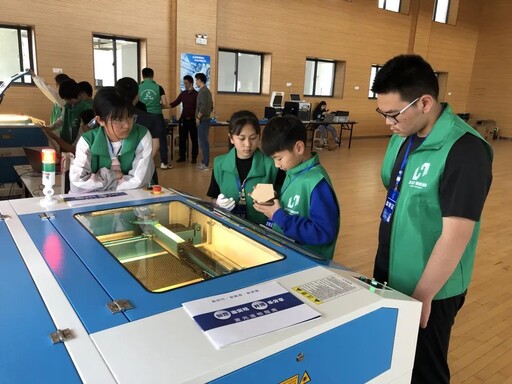 參賽學(xué)生在雷宇工作人員的幫助和指引下，操作LaserMaker建模軟件與激光切割機(jī)切割出自己想要的外觀結(jié)構(gòu)件。