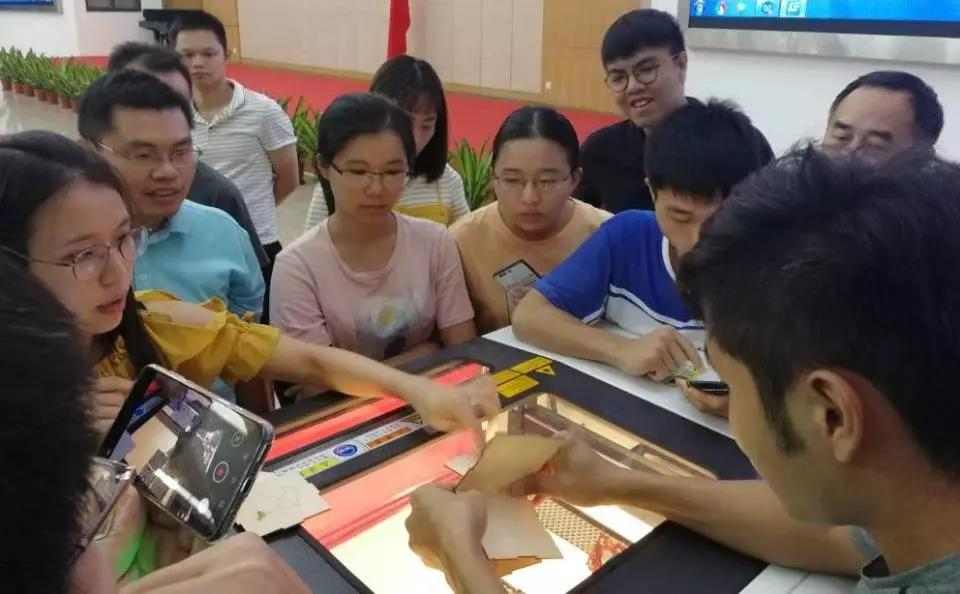 理論課結(jié)束之后，就是對理論進(jìn)行應(yīng)用。謝老師帶著培訓(xùn)班學(xué)員們進(jìn)行機器實踐操作，體現(xiàn)造物的樂趣