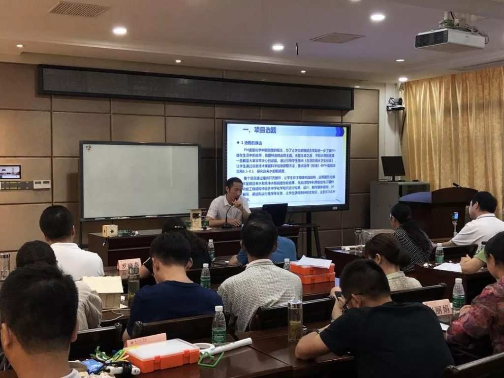 學(xué)員老師講解自己的作品