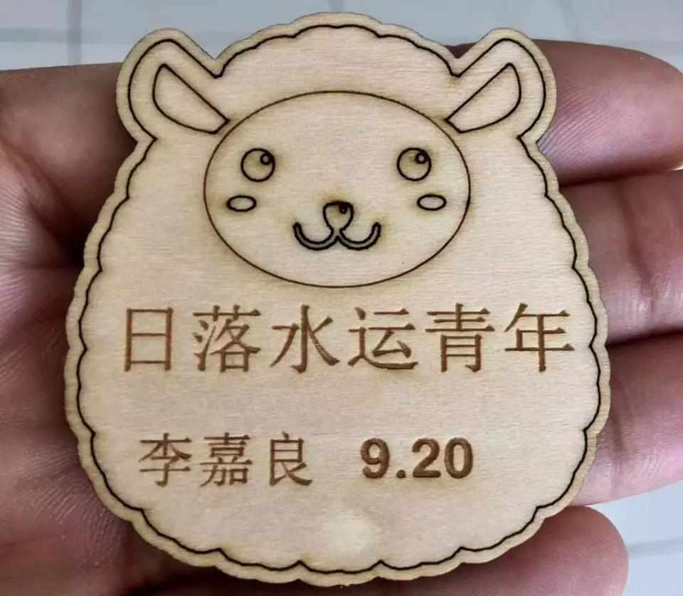 理論課結(jié)束之后，就是對理論進(jìn)行應(yīng)用。謝老師帶著培訓(xùn)班學(xué)員們進(jìn)行機器實踐操作，體現(xiàn)造物的樂趣