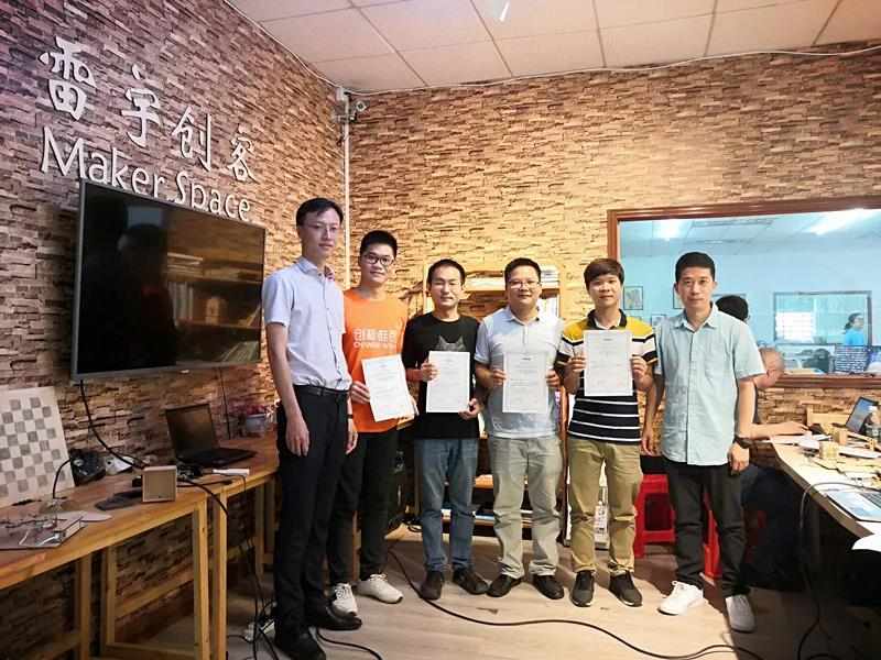 學員們與他們的激光創(chuàng)客結(jié)業(yè)證書