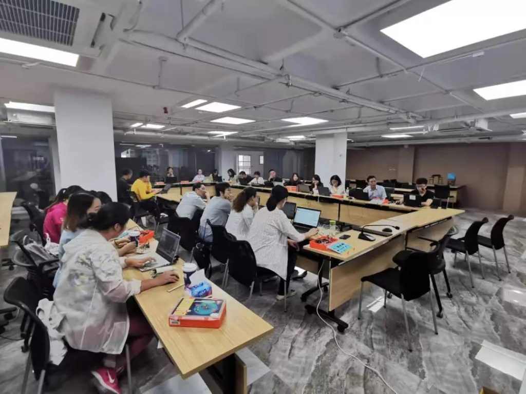 南京市鼓樓區(qū)教師發(fā)展中心決定于9月25日舉辦2019年鼓樓區(qū)中小學(xué)創(chuàng)客教育指導(dǎo)教師培訓(xùn)班。