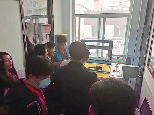 山西省電教館長參觀雷宇激光切割機(jī)