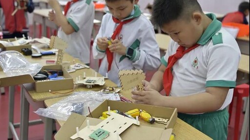 選手們認真組裝結(jié)構件