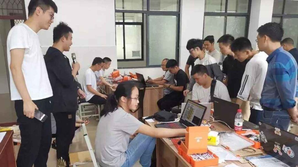 本次培訓活動由遵義市教育局主辦，習水縣教育局承辦，共計186名師生參加了三個板塊（機器人、創(chuàng)客類、科創(chuàng)組織者）的培訓。