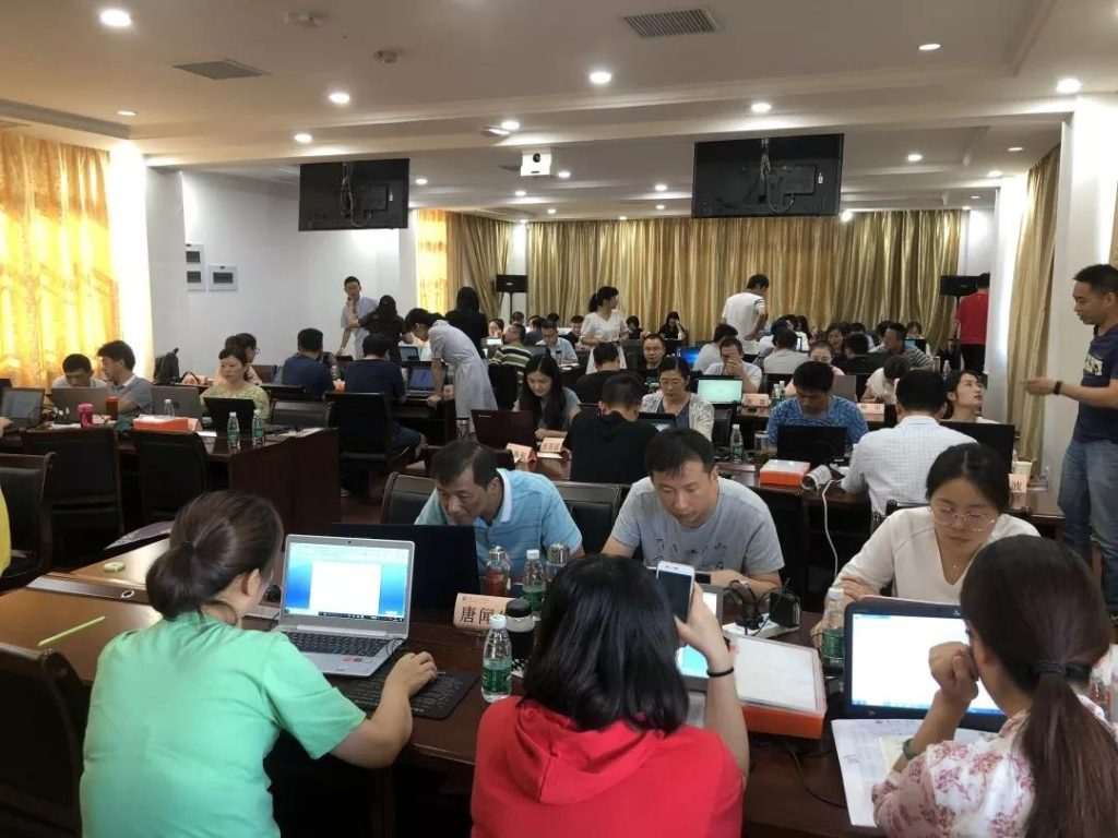 本次專題研修班由合肥市教育局主辦，圍繞教師專業(yè)化成長，按基礎(chǔ)性培訓(xùn)、提高性培訓(xùn)、高端研修三個層面設(shè)置項目，共有77個來自不同縣區(qū)的STEAM實驗學(xué)校教師和教研員參加了本次STEAM實踐與開展專題培訓(xùn)。