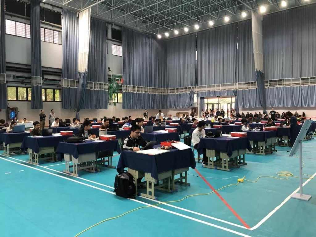  比賽開始前，秩序井然的現(xiàn)場/