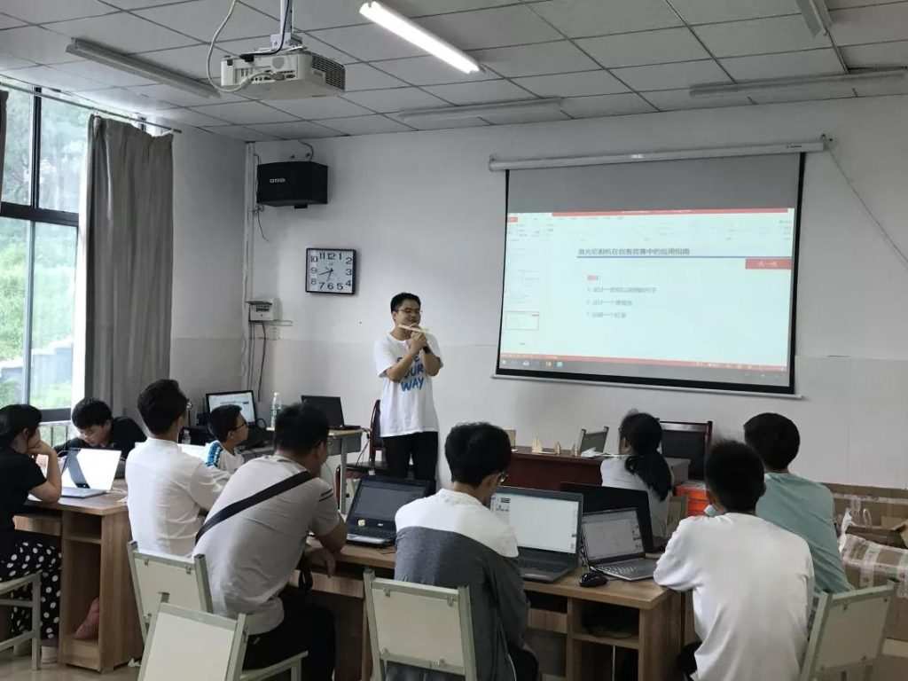 來自雷宇激光的張超鵬老師也對各支隊伍進行了認識激光切割技術(shù)、激光切割機建模指南、激光切割機在創(chuàng)客競賽中的應用指南以及模塊搭建等方面的培訓。