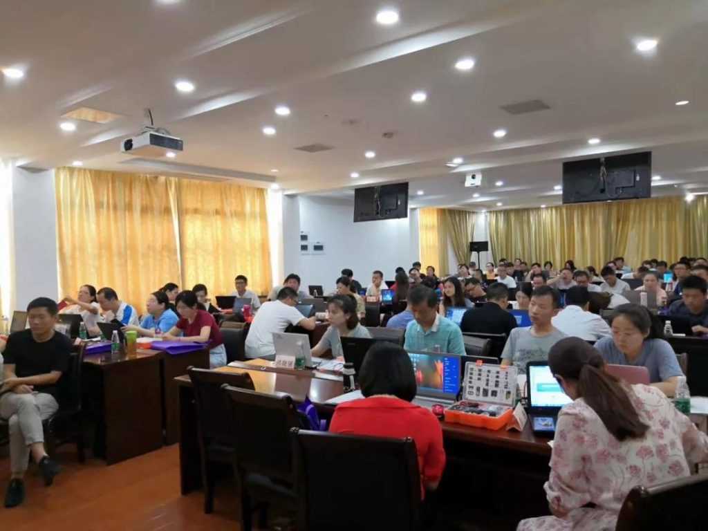 中國 STEM 教育協(xié)作聯(lián)盟副主席張逸中博士講授STEM課程項目的開發(fā)、設(shè)計與實施。