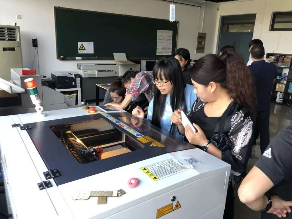 向培訓(xùn)班的各個學(xué)員介紹了激光切割機的原理和操作、激光切割軟件的設(shè)計方法和操作。