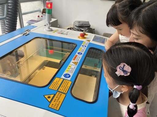 選手全神貫注觀看激光切割機(jī)制作過程