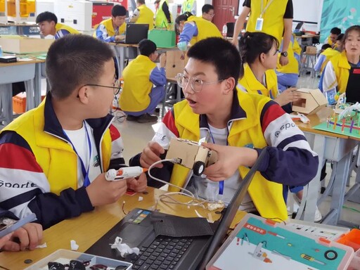 比賽現(xiàn)場的每個選手都爭分奪秒，埋頭造物。