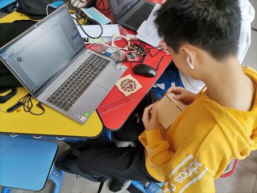 看到每個參賽選手都全神貫注地設計創(chuàng)造、搭建自己的作品，有被現(xiàn)場濃濃的創(chuàng)作氣氛感染到~