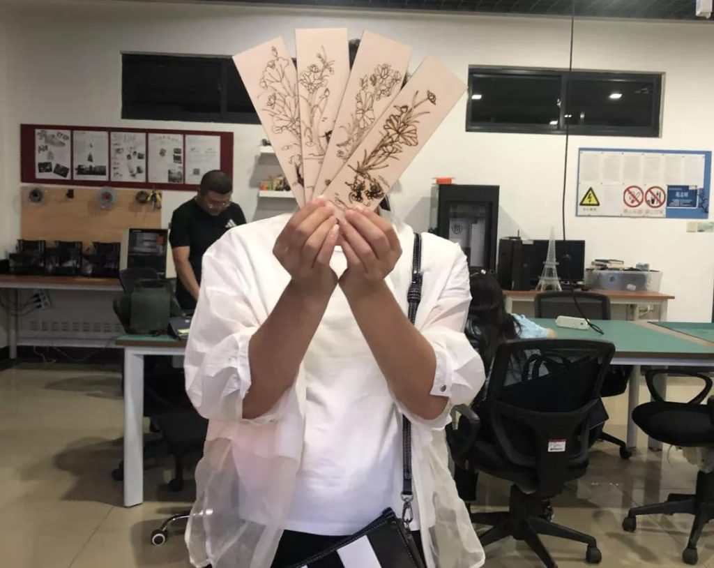 培訓(xùn)班的學(xué)員們展開激光創(chuàng)客類、STEAM類綜合實踐課程教學(xué)和實踐。