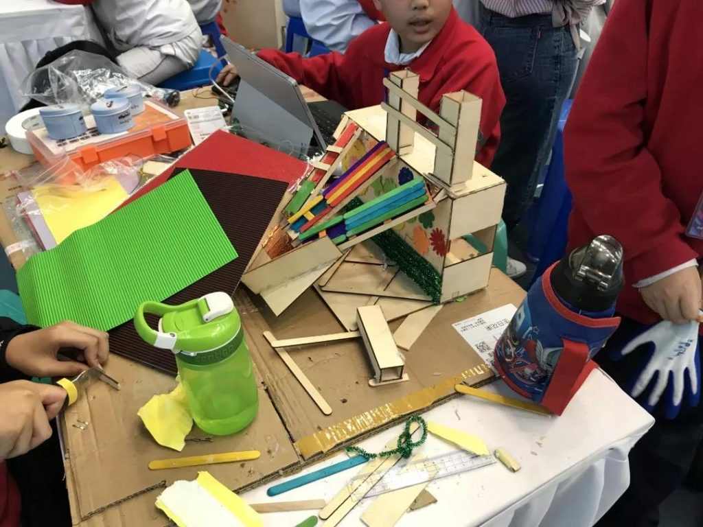 充滿緊張氣氛的現(xiàn)場