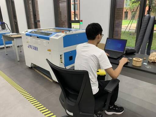 雷宇集團(tuán)提供的數(shù)字化加工工具無疑能為“想出來”的實(shí)物錦上提花，更是幫助學(xué)生“做出來”實(shí)物的利器。