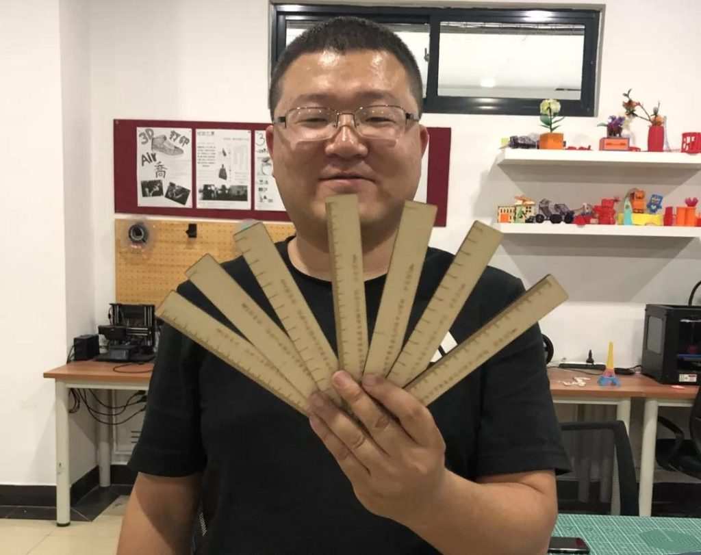 培訓(xùn)班的學(xué)員們展開激光創(chuàng)客類、STEAM類綜合實踐課程教學(xué)和實踐。