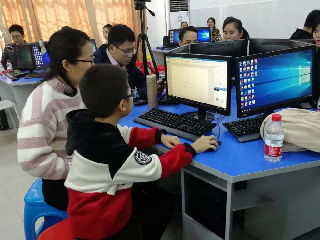 還有老師帶著小朋友一起學習