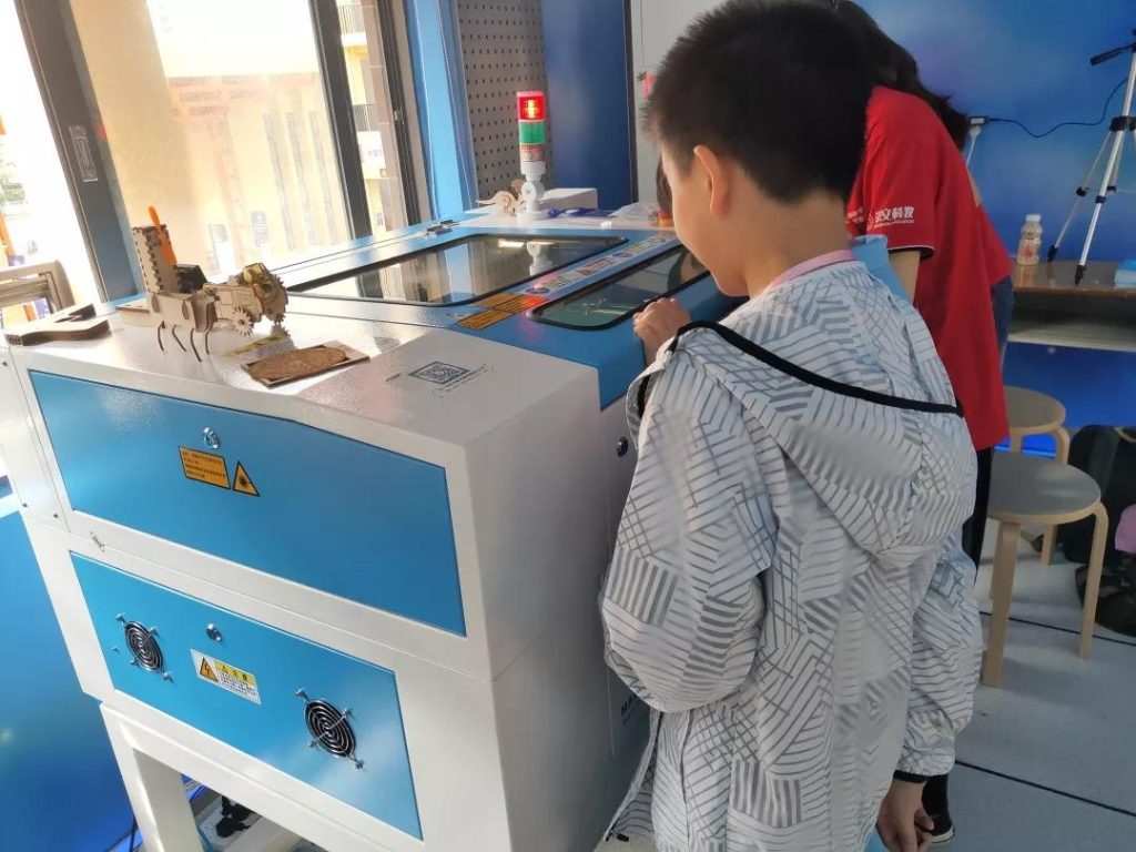 雷宇此次助力中小學(xué)生電腦制作大賽，也發(fā)揮了不小的作用。