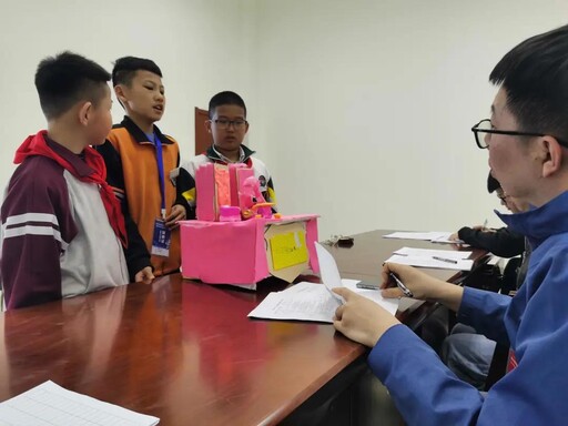 參賽選手帶著自己滿意的作品進行著答辯，活動也慢慢接近尾聲。