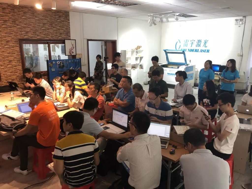 各位老師也是拿出筆記本電腦，迅速就坐，馬上進入聽課狀態(tài)。