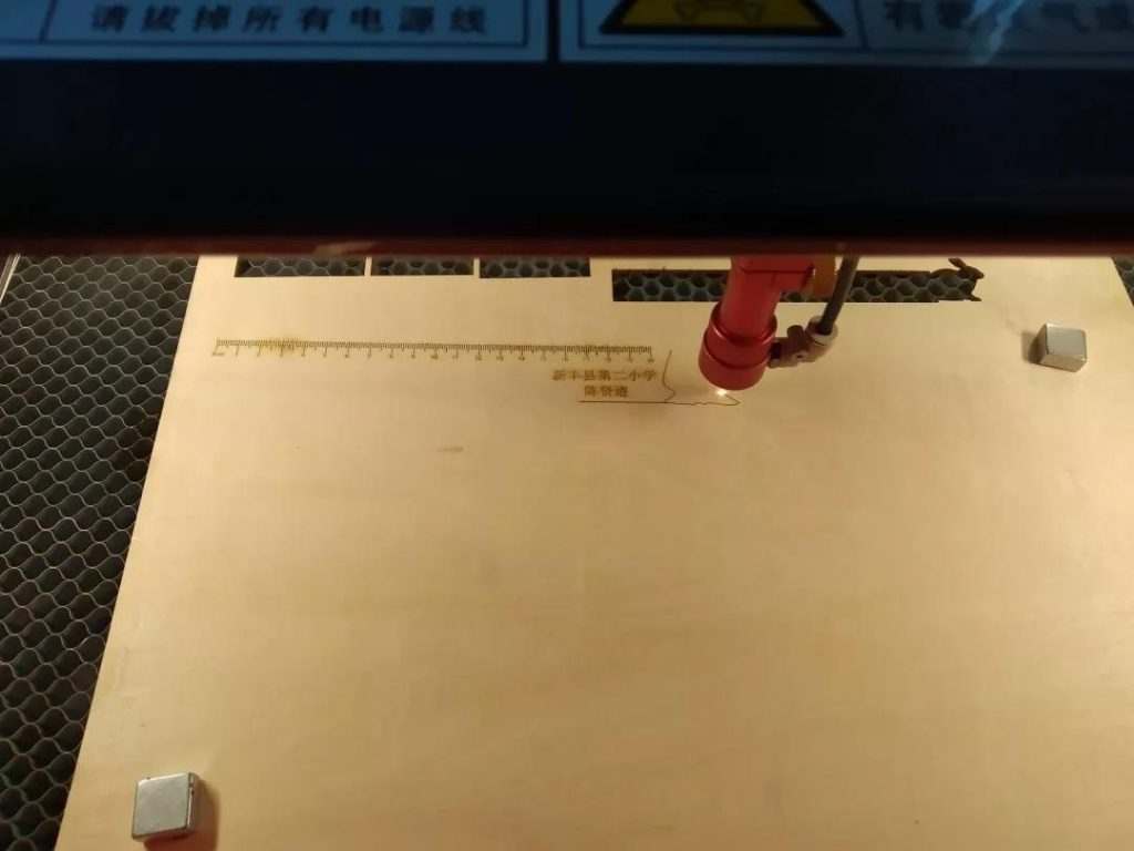 帶領(lǐng)大家了認(rèn)識激光切割機，及其應(yīng)用和技術(shù)、激光切割設(shè)計軟件和建模指南等，并帶學(xué)員們上機操作，切割出自己設(shè)計的作品。