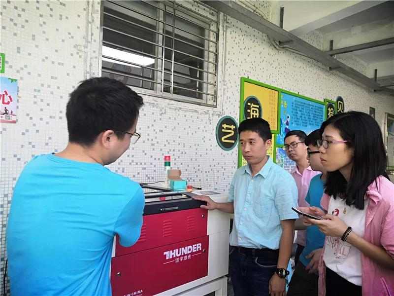 雷宇激光的創(chuàng)客老師們?cè)谝慌越虒W(xué)，及時(shí)解決學(xué)員們的疑惑。