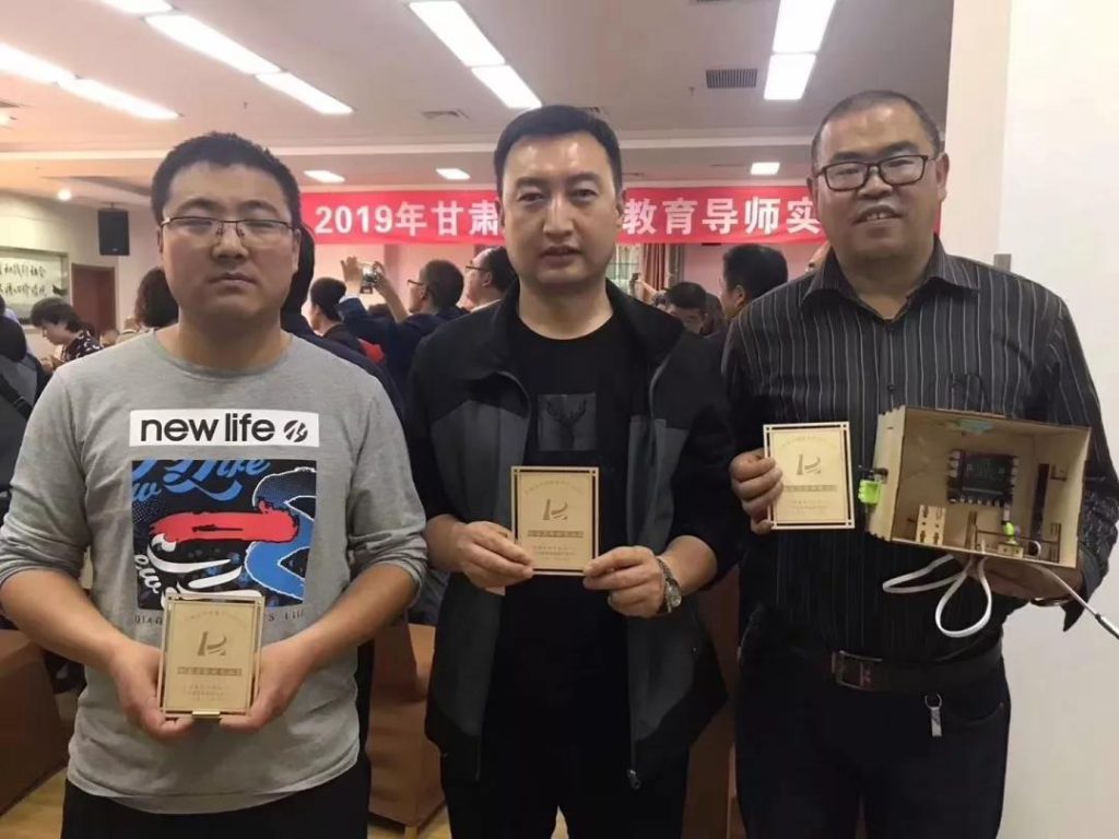 學員們展示自己的創(chuàng)客作品