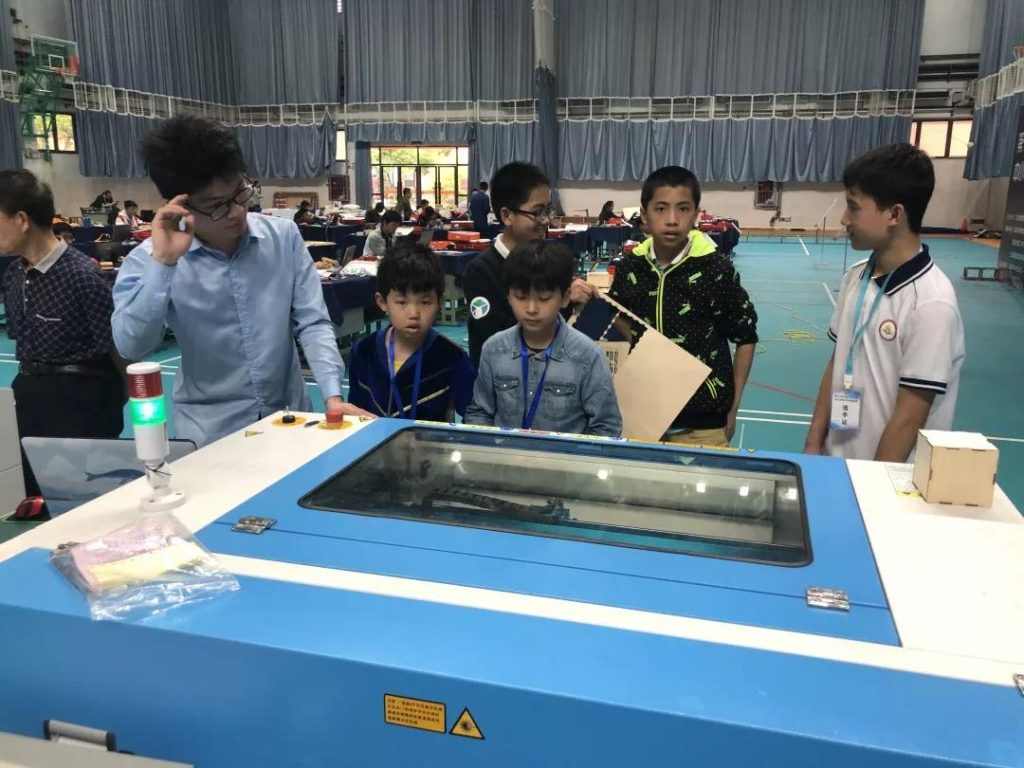 小創(chuàng)客們整體水平都非常高，從選題到創(chuàng)作，從想象到化為實物，一切井井有條、循序漸進，看著小創(chuàng)客們胸有成竹，勢在必得的樣子，相信現(xiàn)場的工作人員、評審們都會深深地被感染?！爸窃臁笔且患錆M激情和樂趣的事。