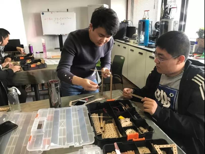 陽(yáng)光帥氣的陳老師