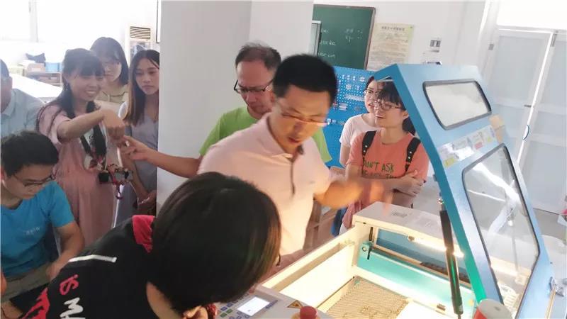 理論部分暫告一段落，進(jìn)入了讓人期待的實(shí)操部分，高老師與雷宇創(chuàng)客演示激光切割機(jī)的操作。