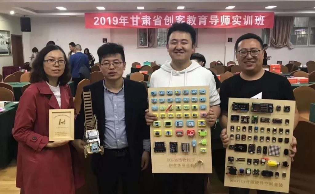 學員拿著自己的作品樂開花