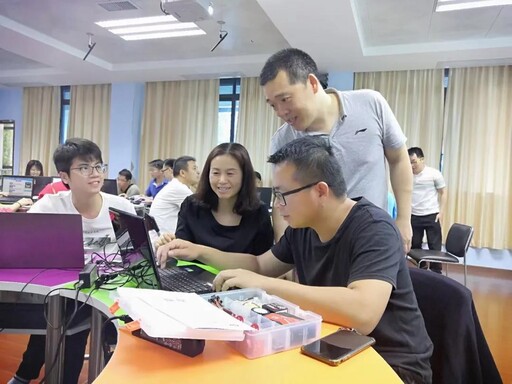 梁錦明老師幫助學員解決困難