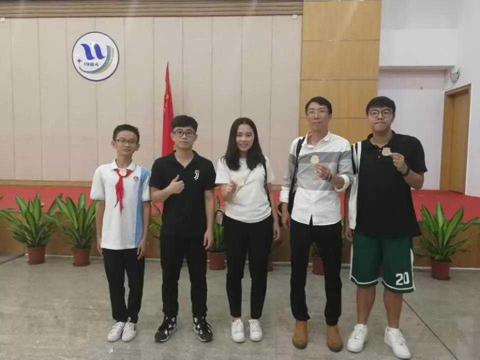 推動STEAM創(chuàng)客教育的發(fā)展，順德區(qū)教育局組織開展相關(guān)的專項培訓(xùn)班，提升創(chuàng)客教師以及相關(guān)人員的創(chuàng)客素養(yǎng)和技能水平。