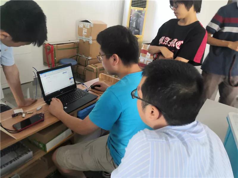 軟件與激光切割機(jī)結(jié)合教學(xué)，我們的學(xué)員們動(dòng)手能力很強(qiáng)，掌握相關(guān)知識(shí)點(diǎn)后，就不禁開始自己操作機(jī)器。