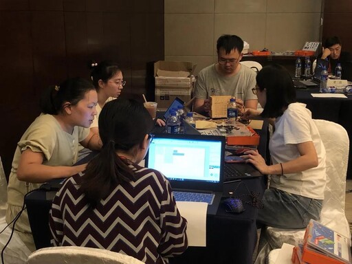 學(xué)員老師打開(kāi)LaserMaker嘗試自己進(jìn)行繪制