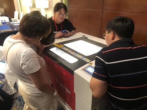 使用激光切割機(jī)，來(lái)一場(chǎng)說(shuō)造就造的體驗(yàn)。