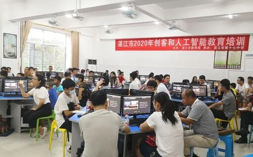 學(xué)員教師認(rèn)真學(xué)習(xí)中