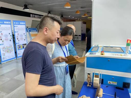 雷宇激光展示區(qū)同樣吸引了一大批對(duì)激光造物感興趣的學(xué)員老師