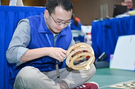 認(rèn)真組裝中