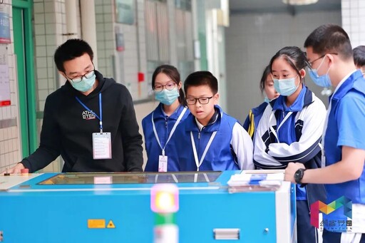 創(chuàng)客們在等待自己的外觀結(jié)構(gòu)件切割