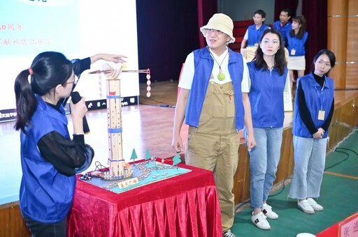 創(chuàng)客教師展示自己的作品