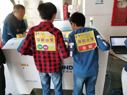 雷宇此行帶來(lái)的激光設(shè)計(jì)軟件LaserMaker和激光切割機(jī)為小創(chuàng)客們智慧設(shè)計(jì)、高效造物提供了極大的助力